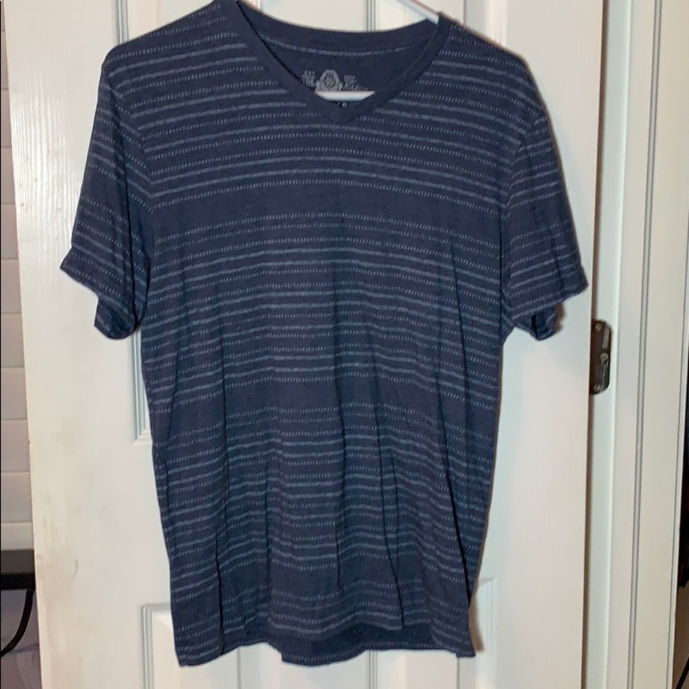 Arizona blue v neck t shirt size M barely worn